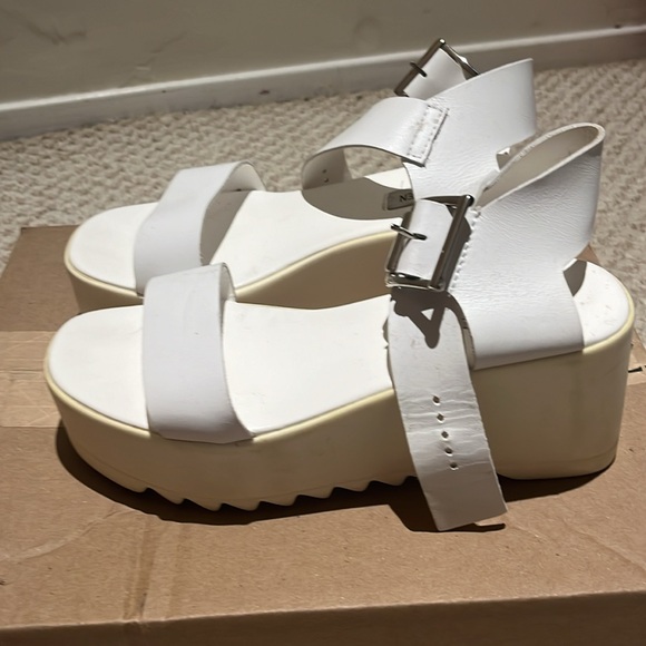 White Steve Madden sandals - Picture 2 of 3